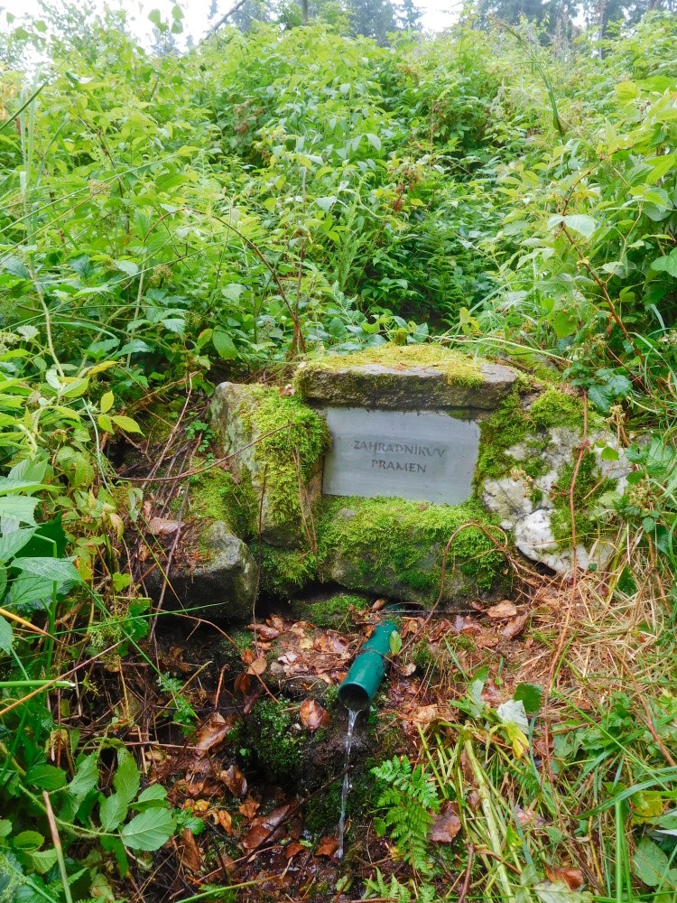 studánka Zahradníkův pramen (15267) - červenec 2024
