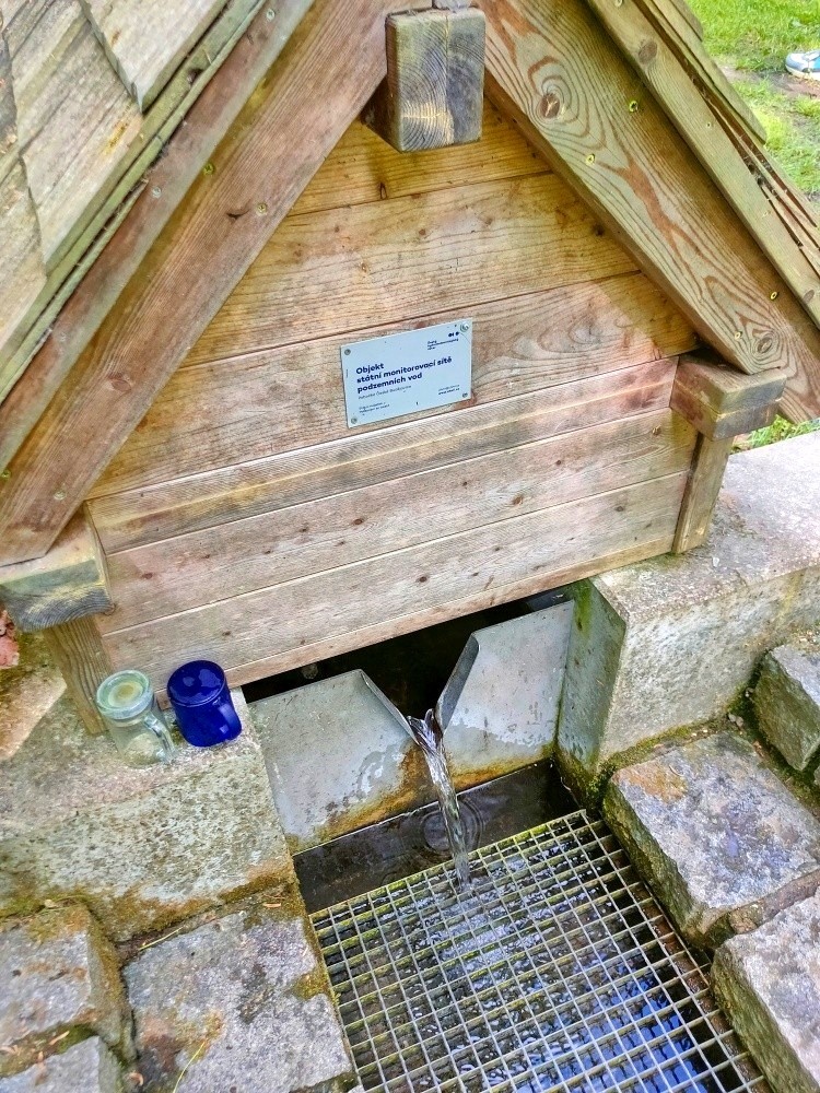Studánka Rachačky (2208) - květen 2025
