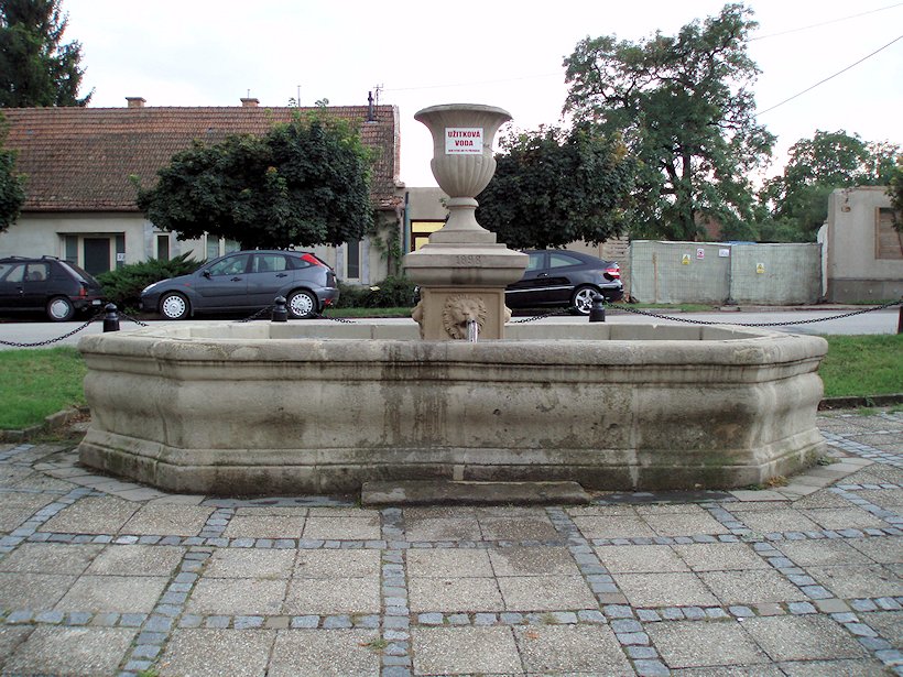 jiný vodní zdroj Kašna na Městečku (7448) - září 2013
