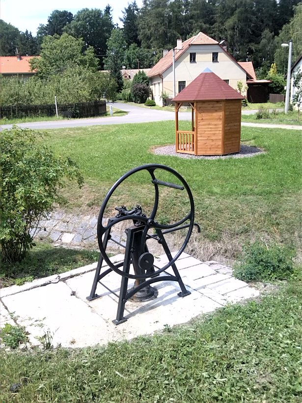 studna U Tří kocourů (8786) - červenec 2014
