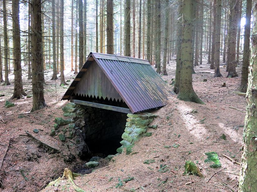 studna Jedlice (Kustův pramen) (10539) - duben 2016