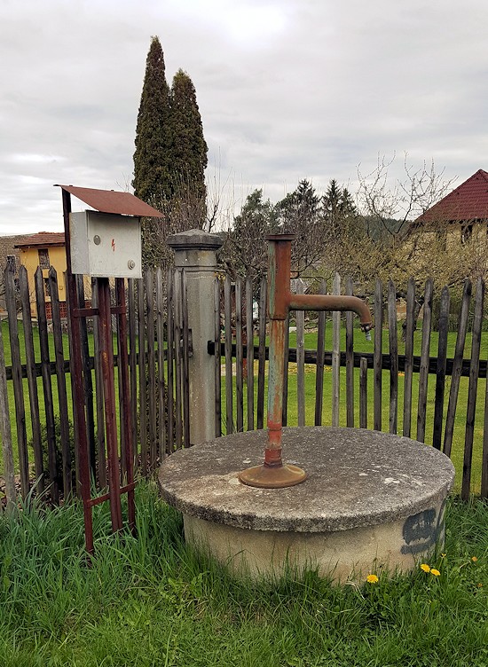 studna bez jména (10599) - duben 2016