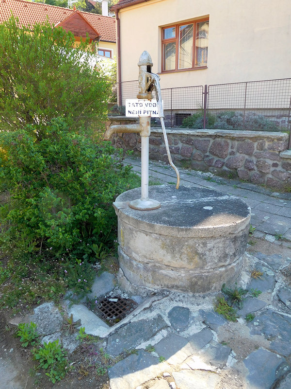 studna bez jména (12610) - květen 2019